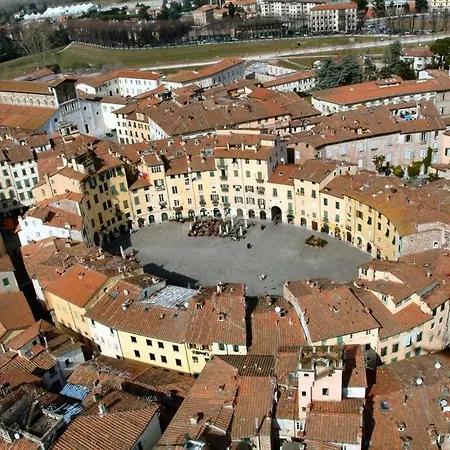 Luccadentro - Centro Storico Apartment